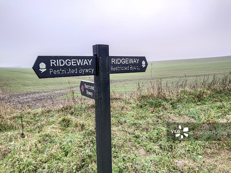 白垩纪白垩纪的Uffington城堡附近的Ridgeway长距离人行道上的行人标志图片素材
