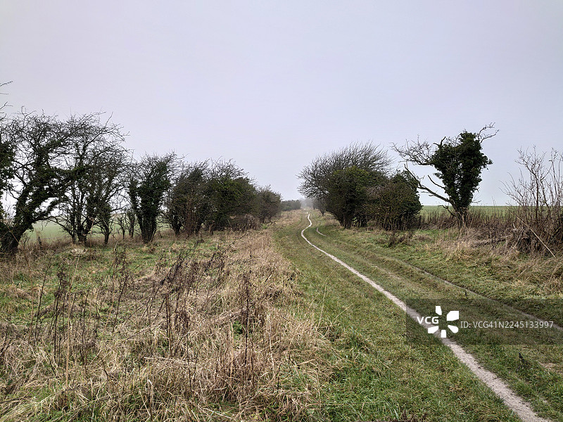 冬季的白垩山脊长距离步行道，乌芬顿城堡附近图片素材