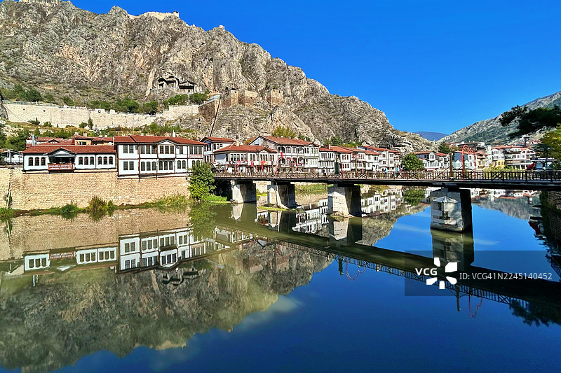 安纳托利亚地区阿马西亚市水边的奥斯曼帝国时期宅邸图片素材