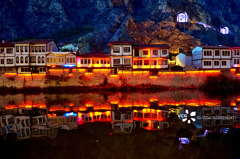 夜色中的阿马西亚老宅图片素材