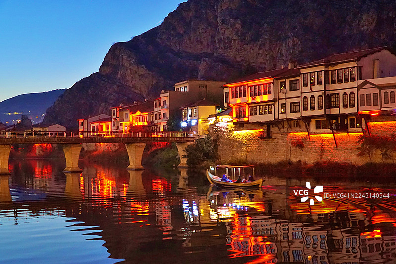 夜色中的阿马西亚老宅图片素材