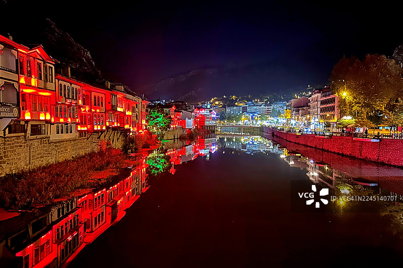 夜色中的阿马西亚老宅图片素材