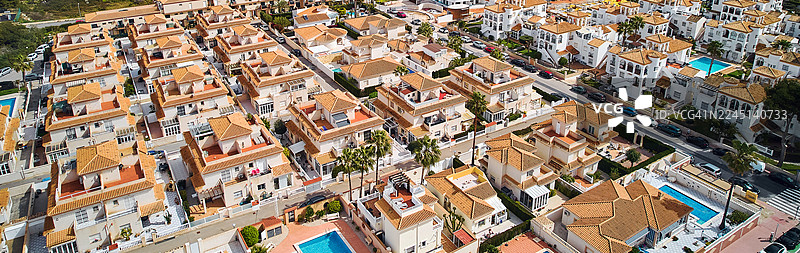 地中海和沿海城镇弗拉门卡海滩（Playa Flamenca）的空中全景。西班牙，白色海岸（Costa Blanca）。图片素材