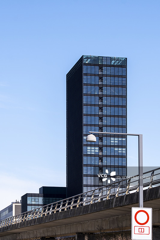 厄勒斯塔德现代化城区中的高架地铁线图片素材