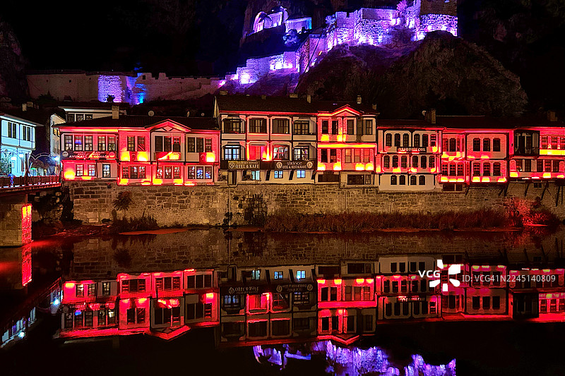 夜晚的阿马西亚古屋图片素材