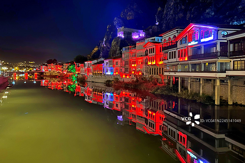 夜色中的阿马西亚老宅图片素材