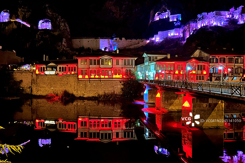 夜色中的阿马西亚古宅图片素材