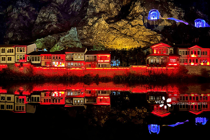 夜色中的阿马西亚老宅图片素材