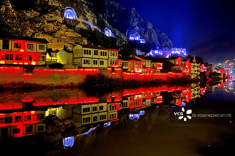 夜色中的阿马西亚老宅图片素材