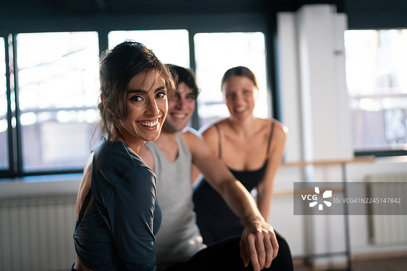 舞室里的舞者们在集体照中展露笑容图片素材