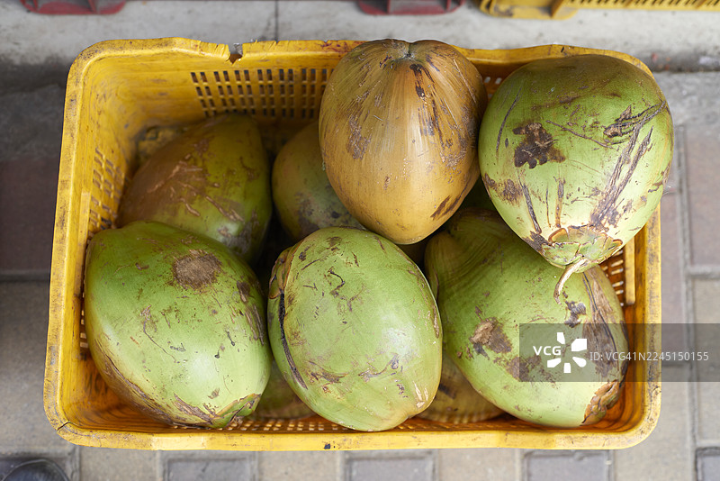 黄篮子里的椰子和棕榈果待售图片素材