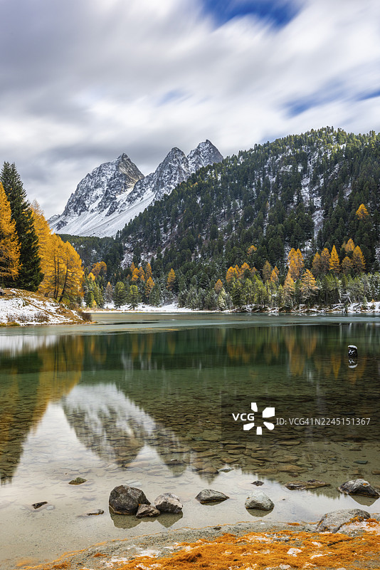帕尔普格纳湖,高山湖泊,皮兹达拉普莱斯峰,齐梅尔斯峰,秋季落叶松(落叶松)混交林,积雪,秋季,菲利苏尔山绿地,阿尔布拉山口,格劳宾登州,瑞士图片素材