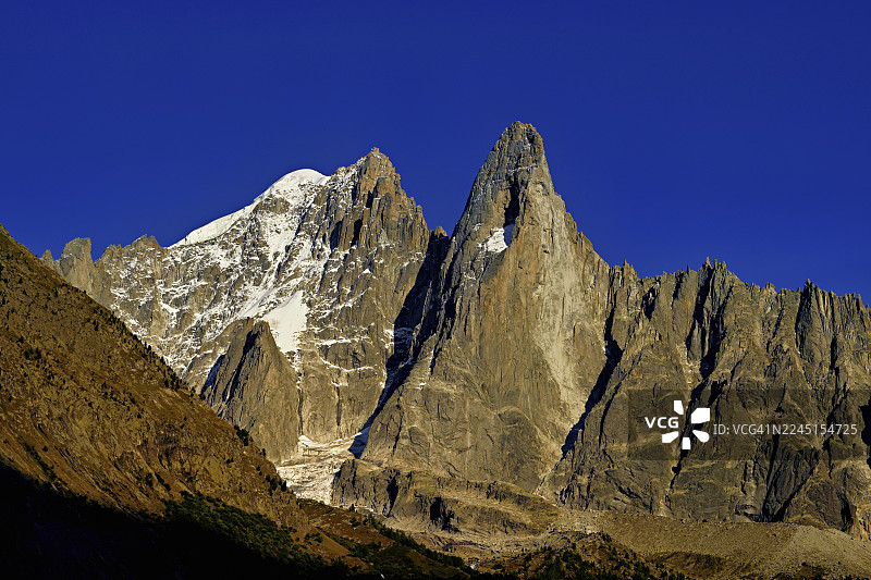 傍晚时分的夏蒙尼勃朗峰，上萨瓦省，法国的德鲁峰图片素材