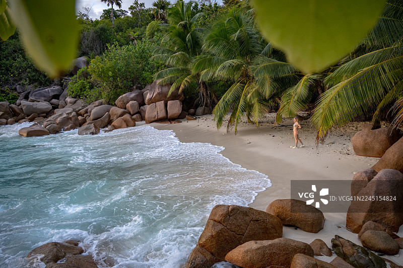 塞舌尔日落时隐藏的小安斯·拉齐奥海湾图片素材