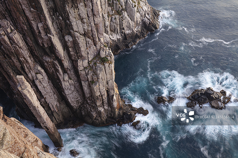 图腾柱 日出长曝光,展现了日出时分在霍伊角(Cape Hauy)壮丽悬崖上的耀眼光芒。海浪拍打着陡峭的悬崖。澳大利亚塔斯马尼亚半岛霍伊角。图片素材