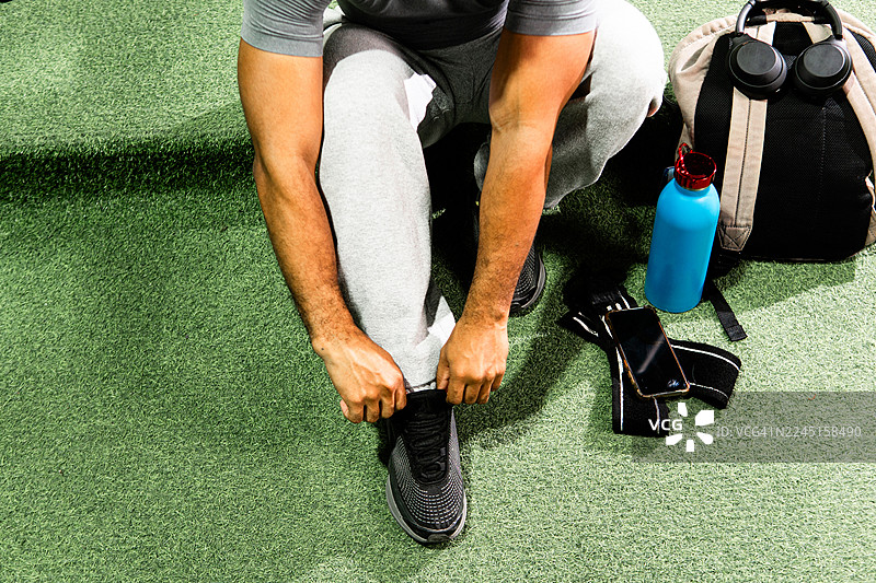 男人系鞋带准备健身锻炼图片素材