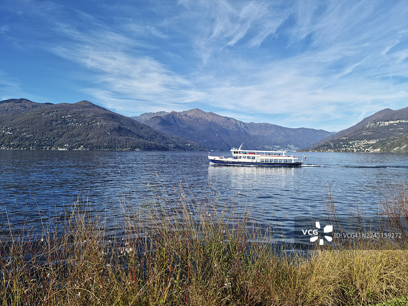 意大利北部伦巴第大区瓦雷泽省卢伊诺，游船横渡马焦雷湖图片素材