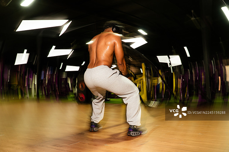 男子正在进行高强度战绳训练图片素材