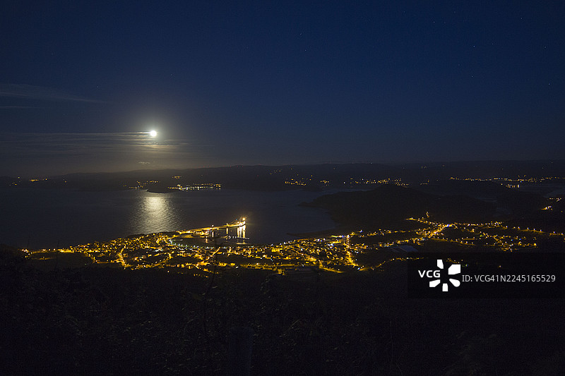 月光下的加利西亚卡里尼奥村及河口夜景，西班牙图片素材