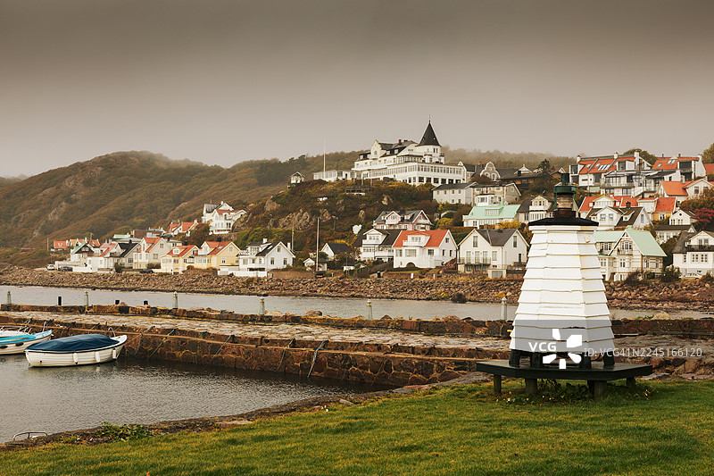 雨天，海港内有船只，这是一个古老的沿海社区和航标。图片素材