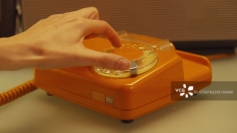 老派复古研究实验室。女科学家正在通过固定电话打电话。图片素材