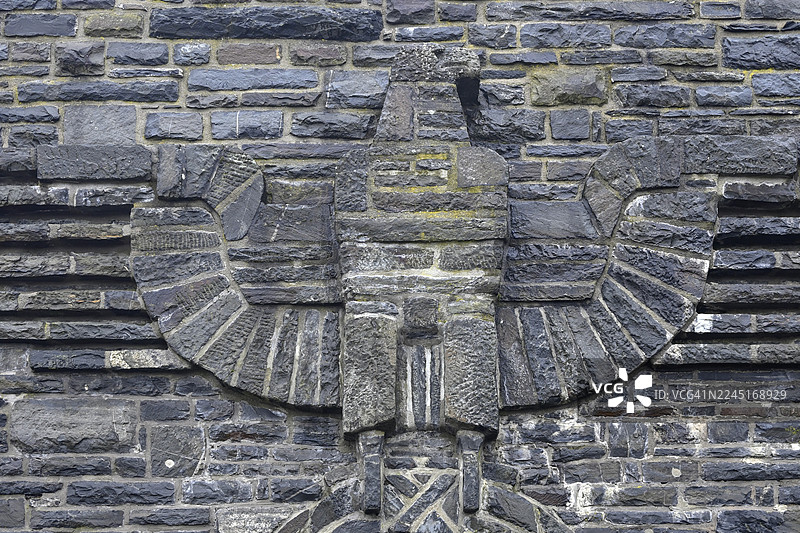 德国北莱茵-威斯特法伦州施莱登-格明登的埃菲尔国家公园内，前纳粹党校沃格尔桑格的鹰形浮雕图片素材