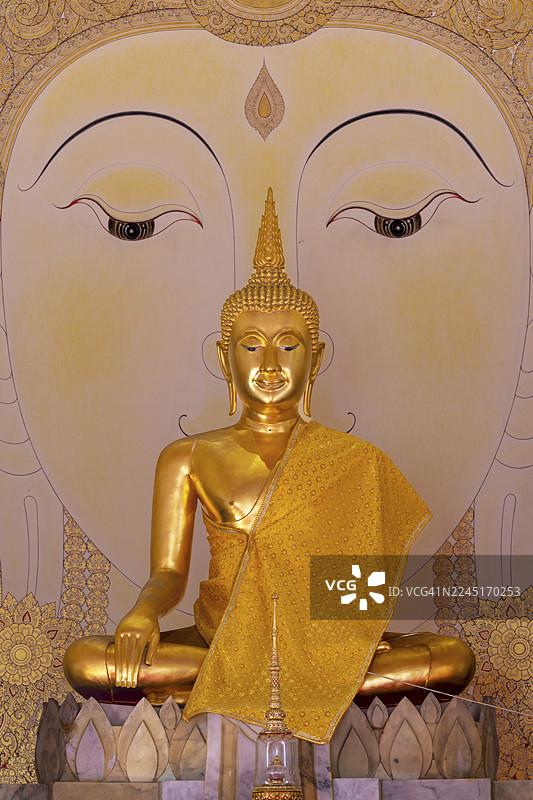 金色佛像，身着僧袍，结触地印，佛陀释迦牟尼成道时刻，艺术展厅展出非传统艺术作品，多遵循极简主义和抽象主义等现代艺术潮流，位于Wat Sitthawararam，Bangk图片素材