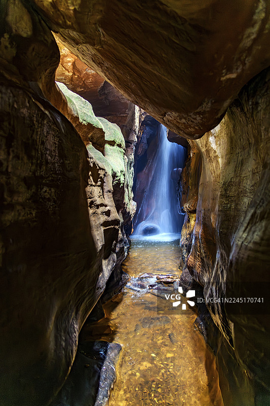 巴西米纳斯吉拉斯州欧鲁普雷图的洞穴瀑布图片素材