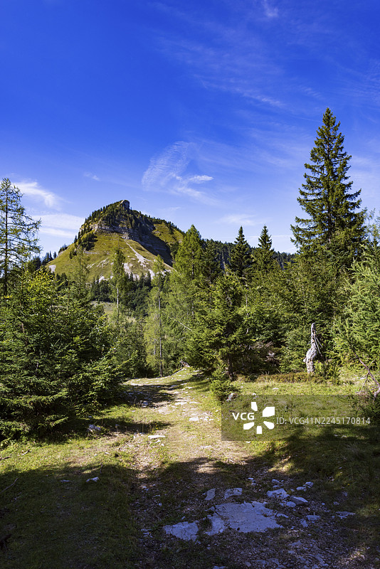奥地利萨尔茨堡州萨尔茨卡默古特地区，通往霍尔茨埃克、波斯特阿尔姆和奥斯特霍恩山的根纳阿尔姆徒步小径图片素材