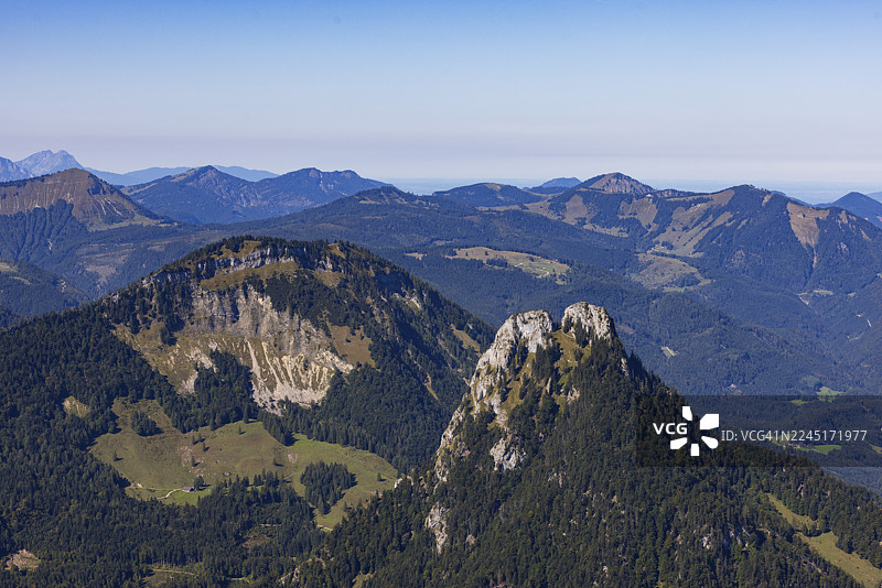 从雷滕科格尔山看向斯帕尔贝山、布莱克旺山、波斯特阿尔姆、奥斯特霍恩山脉、萨尔茨卡默古特、萨尔茨堡州、奥地利图片素材
