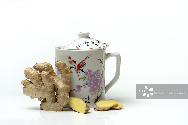 姜根与杯子，姜茶图片素材