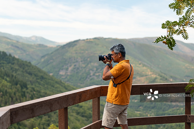 摄影师在曼特加什（Manteigas）的观景点拍照图片素材