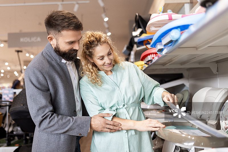 准父母为迎接宝宝做准备图片素材