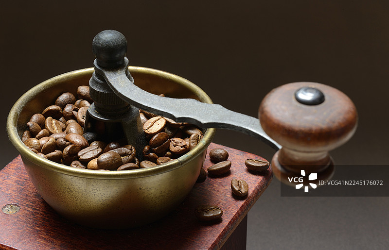 咖啡研磨机和烘焙咖啡豆，研磨咖啡图片素材