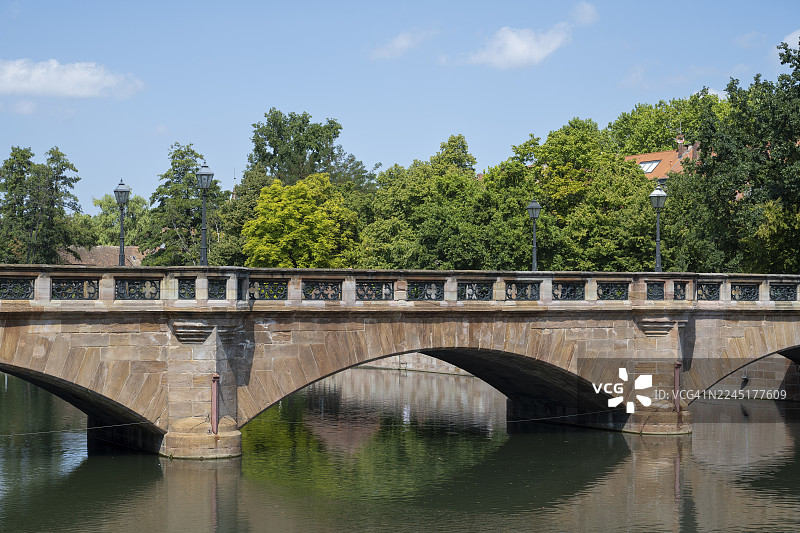 德国巴伐利亚州纽伦堡市中法兰克尼亚区法兰克尼亚地区的佩格尼茨河上的马克思桥图片素材