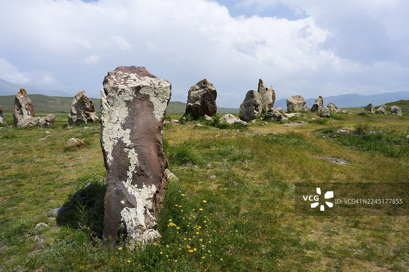 蓝天下天然草地上的石柱，石圈，巨石，佐拉茨卡勒，卡拉汉奇，青铜时代墓地，锡希扬，锡希扬，锡尼克省，历史上的桑格苏尔，亚美尼亚图片素材