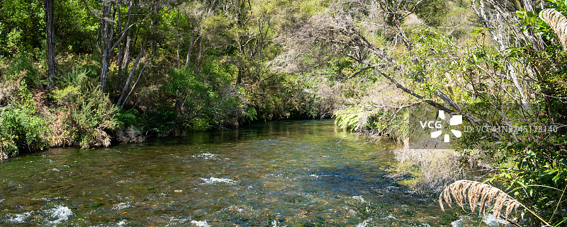 怀科罗普普泉流淌的泉水图片素材
