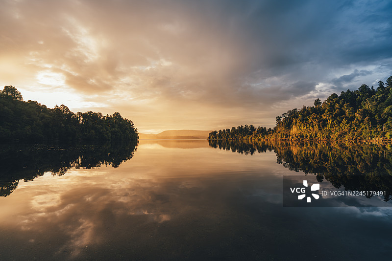 新西兰西海岸弗朗兹约瑟夫马普里卡湖的黄金时刻倒影图片素材