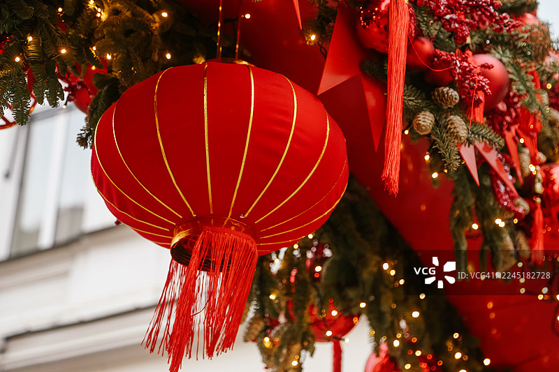 春节。市中心充满活力的红色手工灯笼和装饰品图片素材