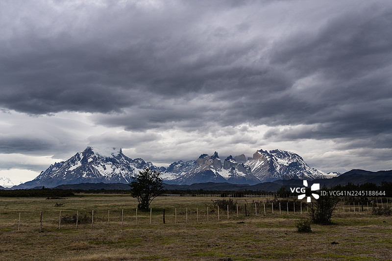 智利百内山脉的阴天景象图片素材