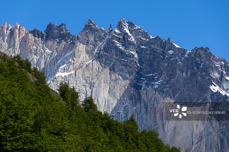 智利巴塔哥尼亚百内国家公园的山脉图片素材