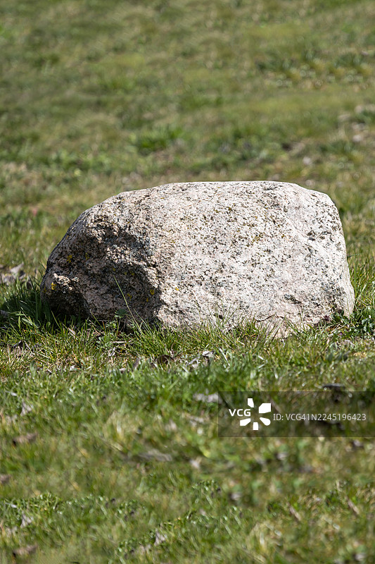 草地上的大石头图片素材