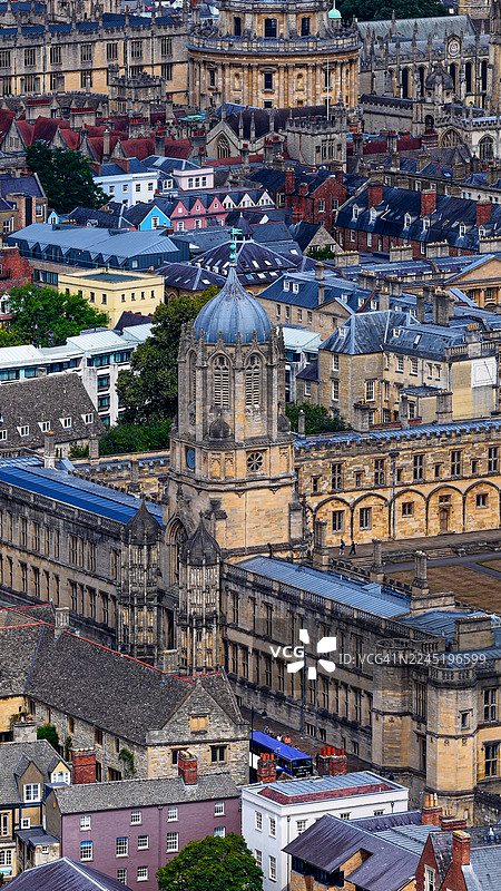 牛津基督教会学院的空中鸟瞰图,展示了历史悠久的四方庭院和汤姆塔,标志性的大学建筑环绕着城市景观和绿意,适合旅游设计的文化遗产与教育概念图片素材