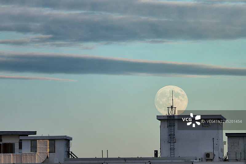十一月的满月正在日落时升起图片素材