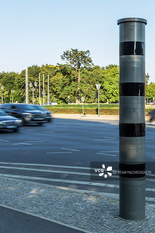 大型公路旁的现代化测速摄像头图片素材