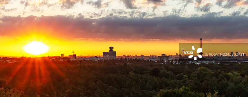 德国首都柏林城市天际线，日出时有广播电视塔（Funkturm）和电视塔（Fernsehturm）。图片素材