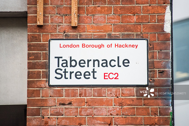 肖尔迪奇红砖上的塔伯纳克尔街 EC2 名称标志图片素材