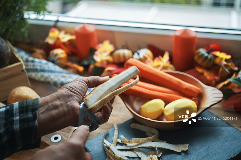 在木板上切块根茎类蔬菜图片素材