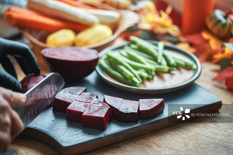 在木板上切红甜菜图片素材