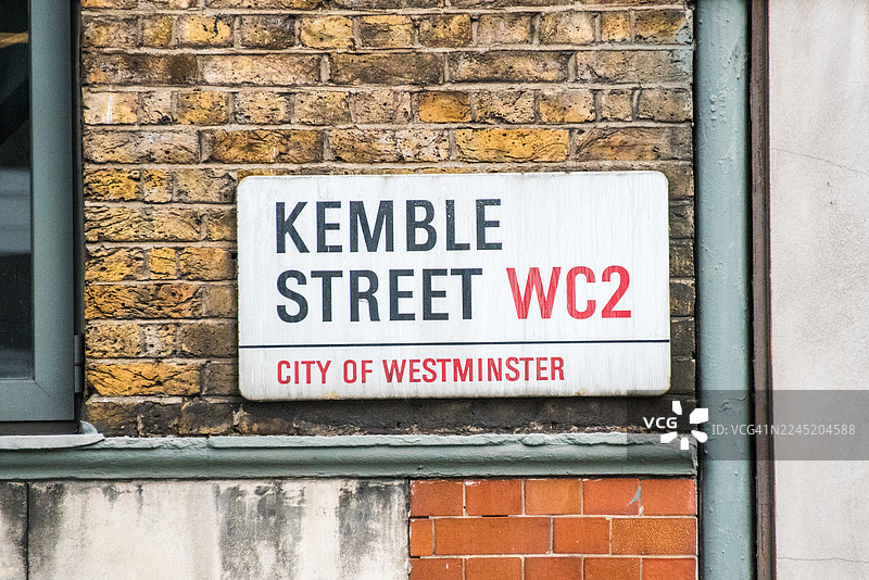 科姆布尔街WC2街道名称标志，位于霍尔本的砖墙上图片素材